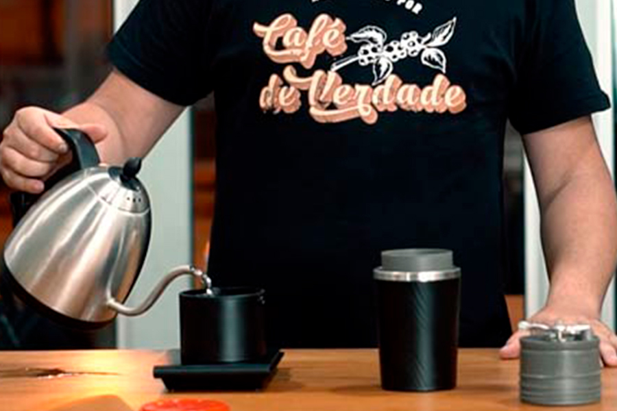 extração de café na cafeteira moderna Cafflano