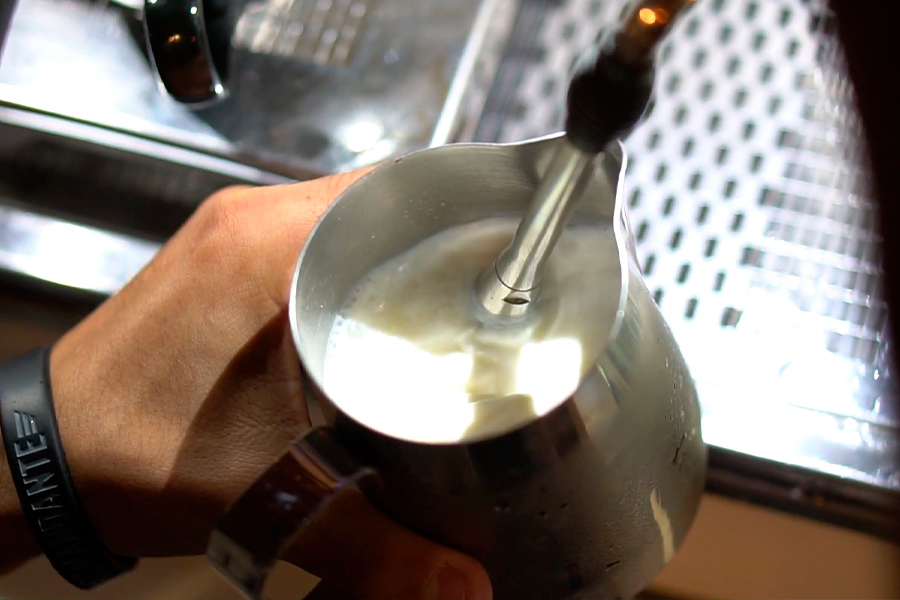 Vaporização do leite para fazer latte art