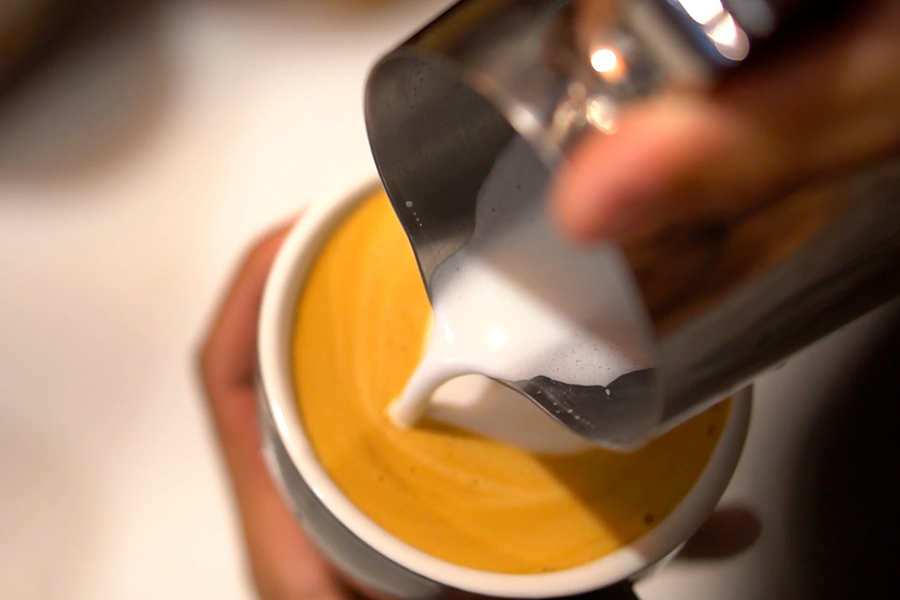 Momento do recorte no latte art