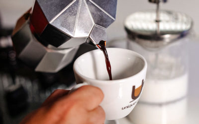 Faça espresso na cafeteira italiana