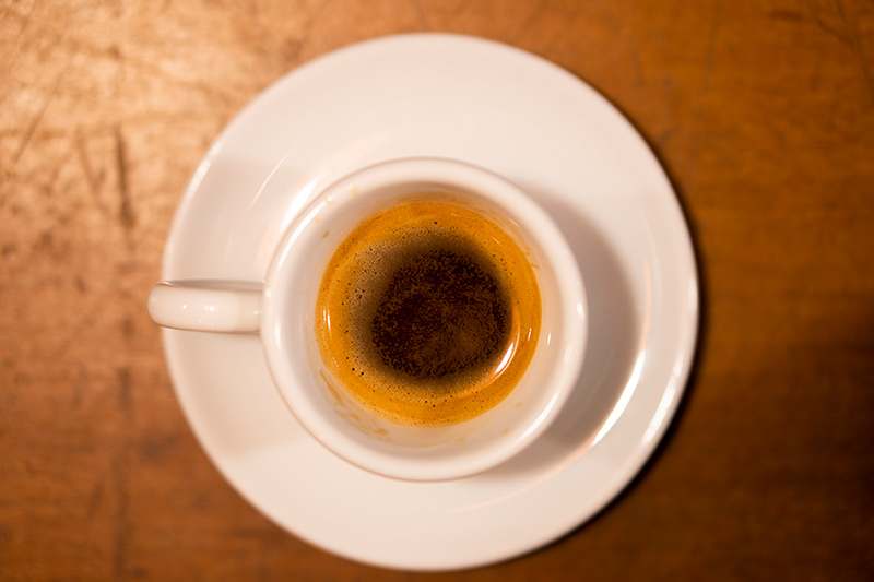 Café espresso sub-extraído na xícara