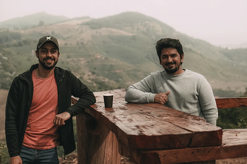 Dois homens felizes em vivência da produção de cafés especiais
