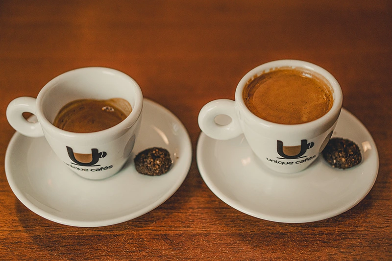 Duas xícaras de café espresso servidas