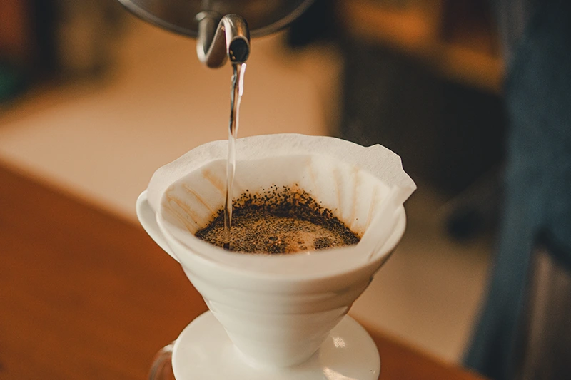 Filtrando café coado em método V60