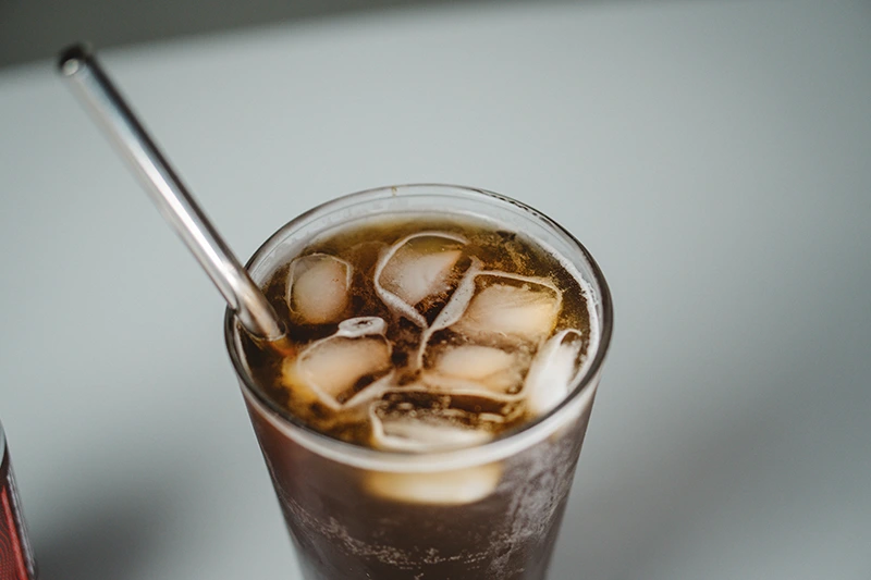 Copo de vidro com coca de café caseira bem refrescante