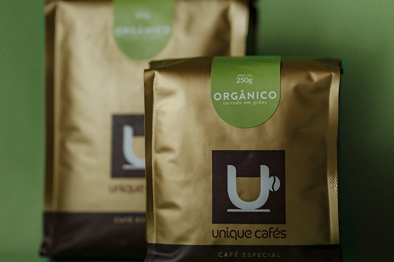 Dois pacotes de café especiais e orgânicos de tamanhos diferentes