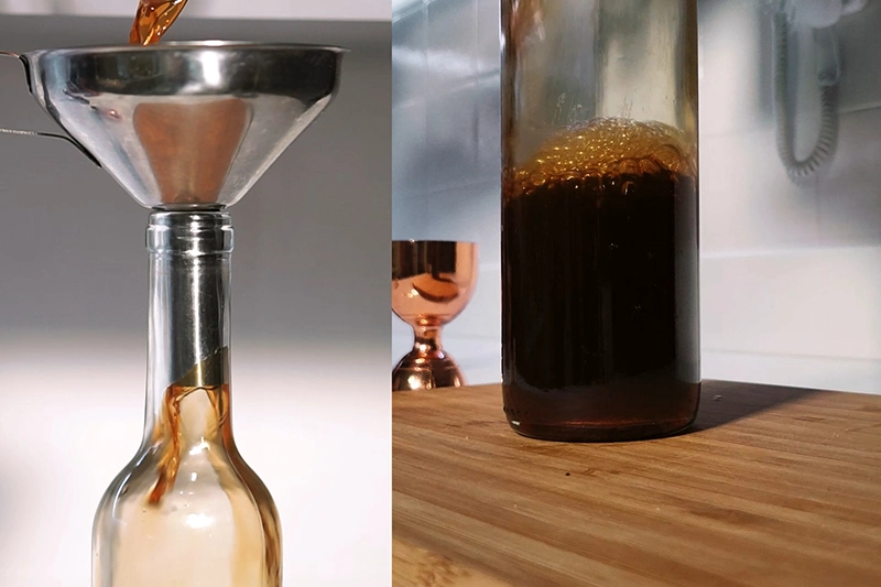 Colocando café em garrafa para licor
