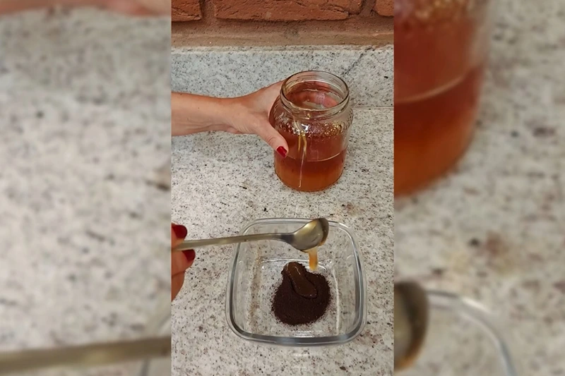 Misturando mel à borra de café