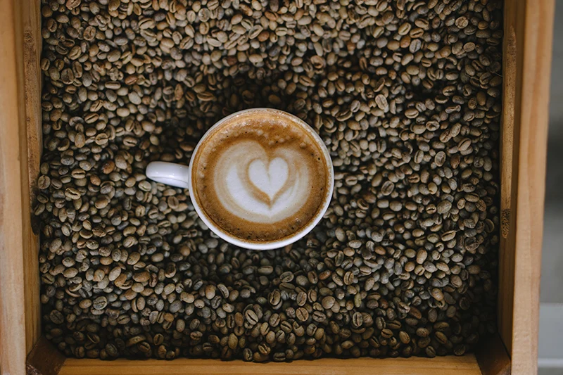 Xícara de café com latte art de coração