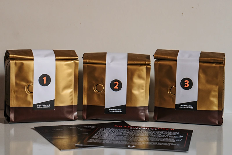 Apresentação de três pacotes de cafés especiais diferentes