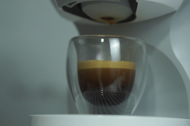 Extração de café na máquina Dolce Gusto