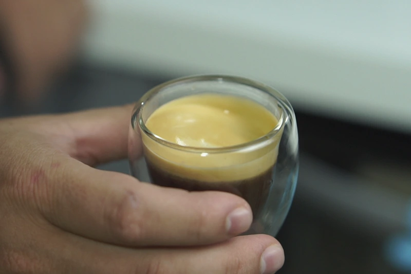 Extração de café espresso na máquina Nespresso