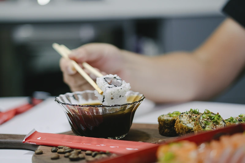 Comida japonesa sob a mesa