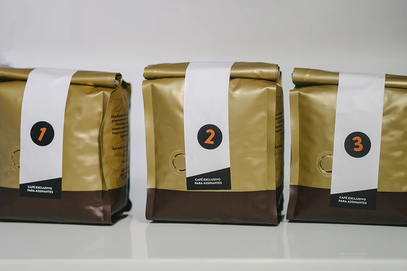 Exposição de três pacotes de café especial
