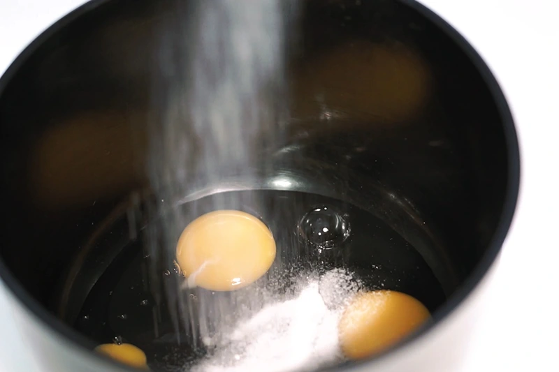 Ovos e açúcar para fazer bolo
