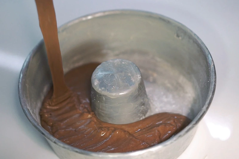 Colocando massa de bolo na forma de alumínio