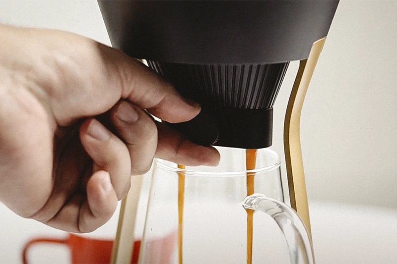 Café coado sendo extraído no filtro de papel