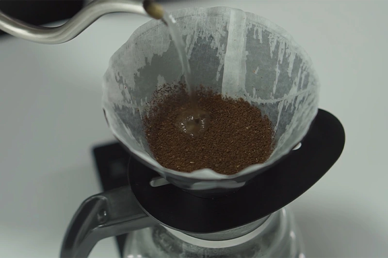 Café coado sendo extraído no filtro de papel