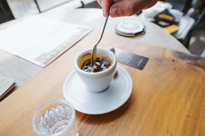 Xícara de café espresso sob a mesa