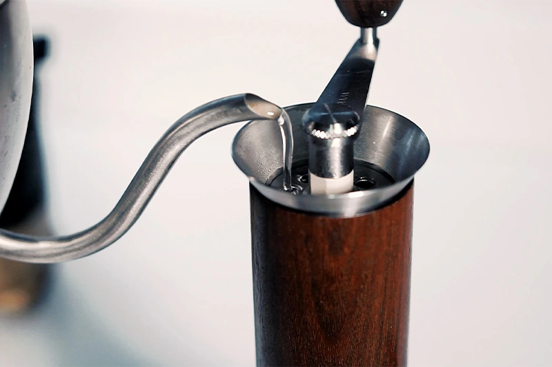 Adicionando Água ao Método de Preparo de Café Espresso Manual