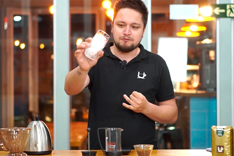 Barista mostrando quantidade de Gelo em seu Copo para fazer Iced Coffee
