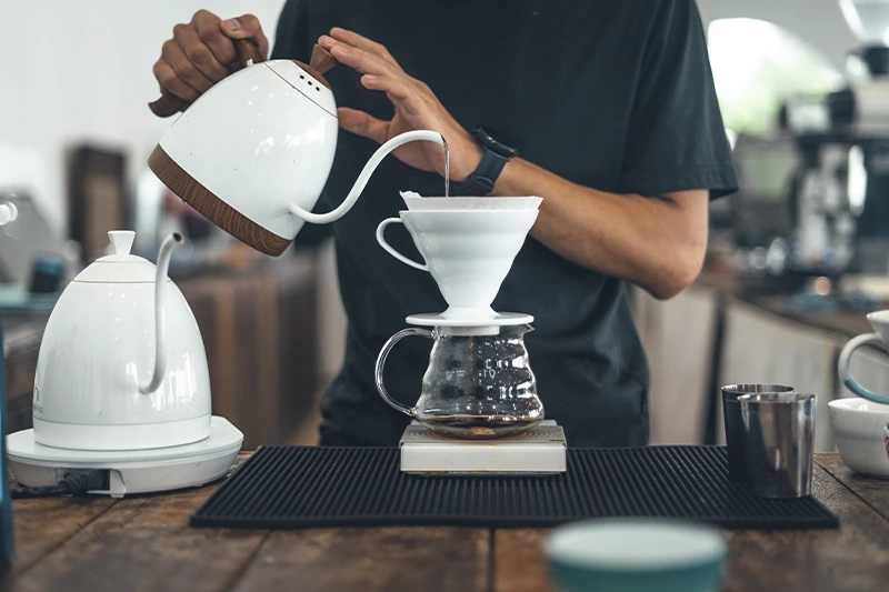 Barista Preparando Café Especial no V60