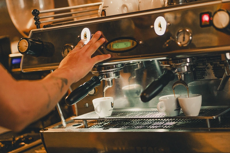 Barista Preparando Café Espresso na Máquina Profissional
