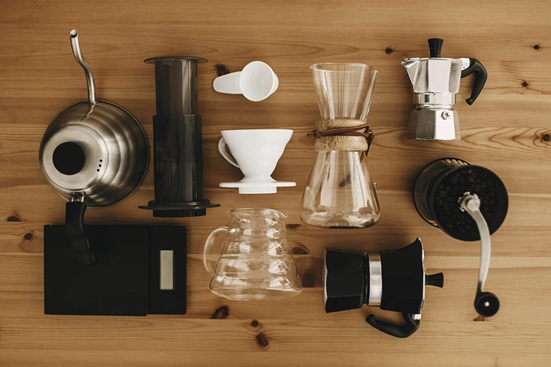 Vários Tipos de Métodos de Preparo de Cafés sobre a Mesa