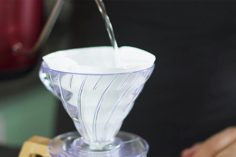 Aplicando Técnica de Molhar o Filtro de Papel Antes da Extração do Café
