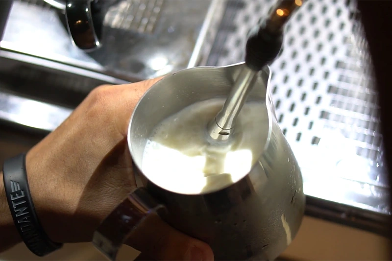 Vaporizando o leite na máquina de espresso