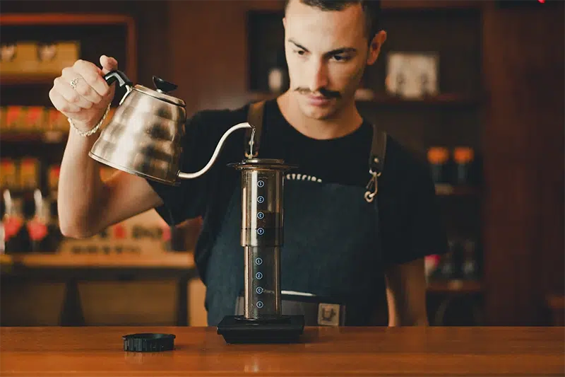 Barista preparando café na aeropress