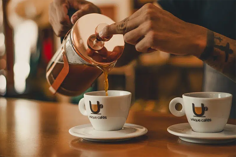 Servindo café na Prensa Francesa