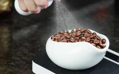 Borrifar Água Realmente Melhora o Sabor do Café?