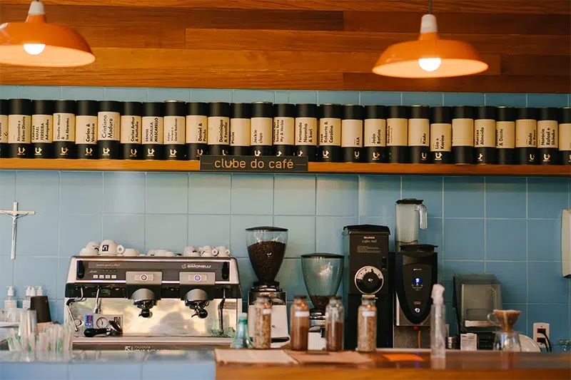 Balcão de uma cafeteria especializada em cafés especiais