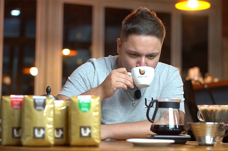 Experimentando o café preparado na Kalita