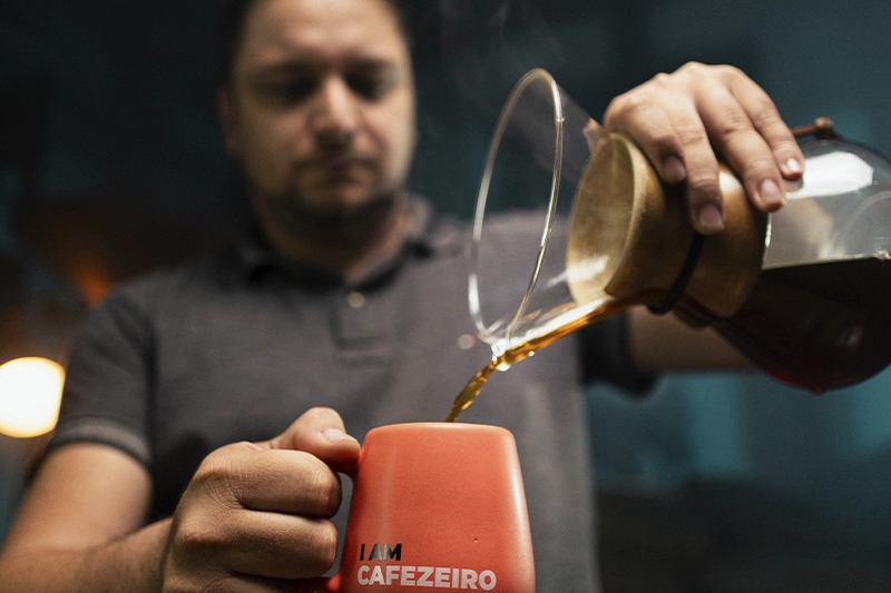 Barista servindo café na xícara personalizada