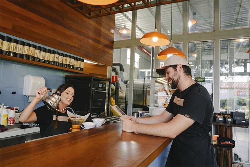 Baristas no balcão da cafeteria