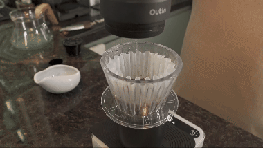 Maneira de fazer café coado sem fogão ou tomada para esquentar água