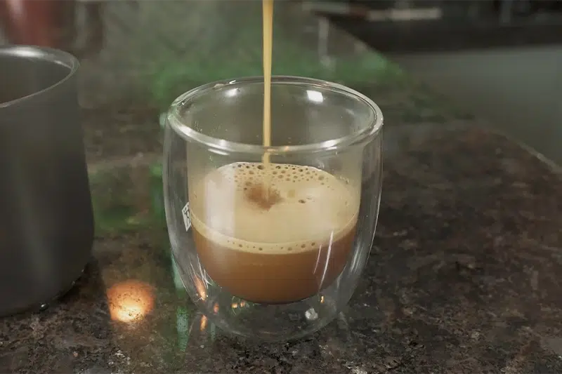 Extração de café espresso em máquina portátil