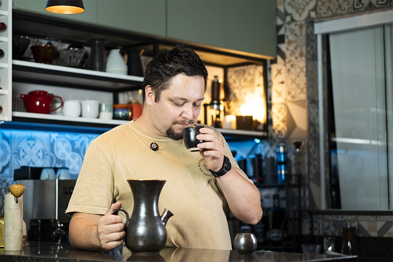 Barista avaliando notas sensoriais do café