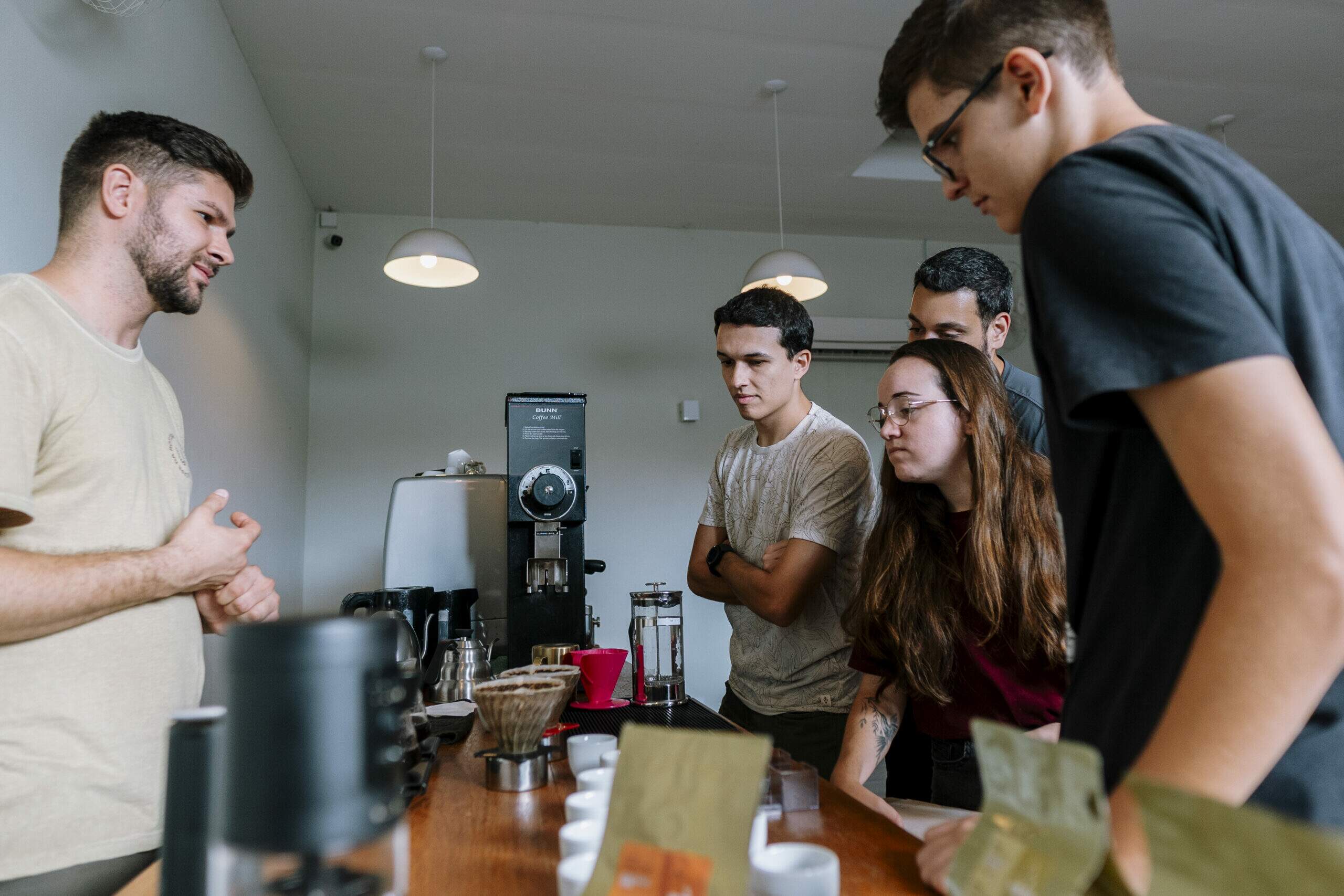 Aprenda sobre café com baristas que entende do assunto