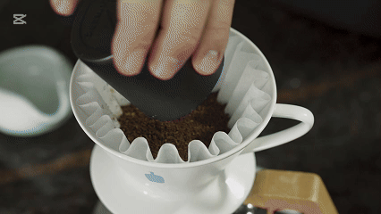Preparando café no Blue Bottle Dripper Preparando café no Blue Bottle Dripper