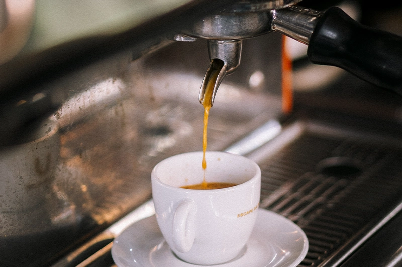 Servindo café espresso na máquina profissional