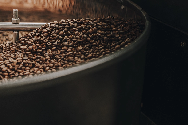 Café sendo torrado em máquina profissional de torra