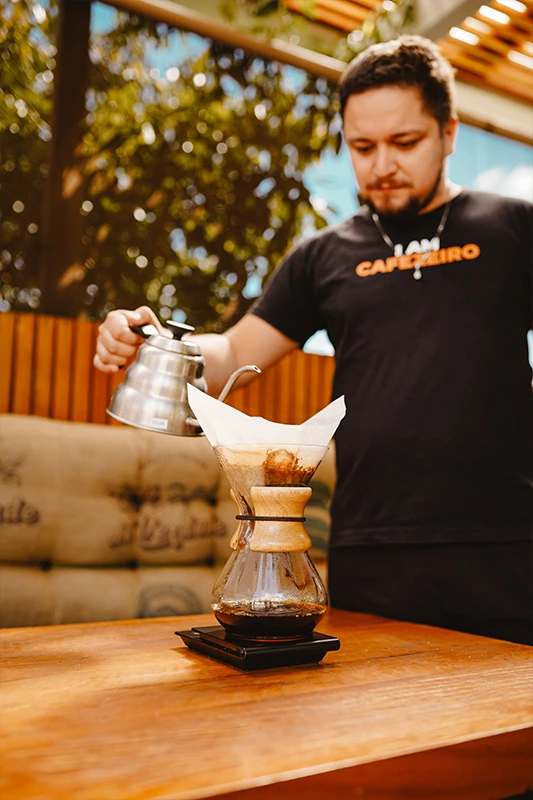 Barista preparando café