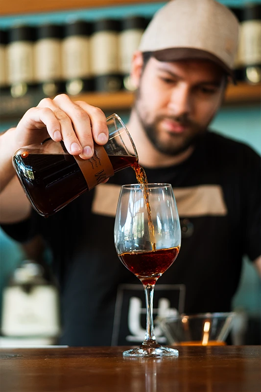 Barista servindo café