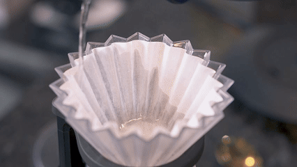 Fazendo café com filtro do método Kalita no Origami