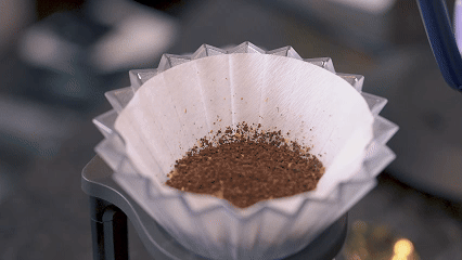 Fazendo café filtrado com método de preparo japonês Origami