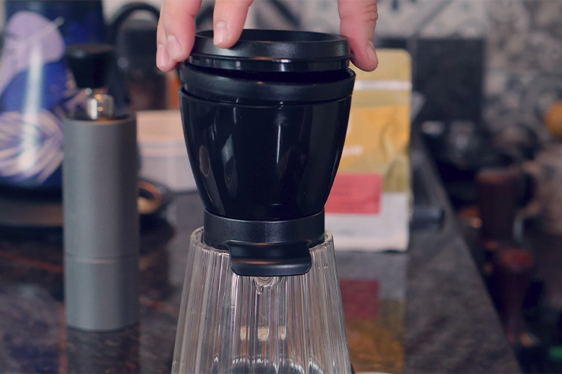 Preparando café especial coado em método brasileiro