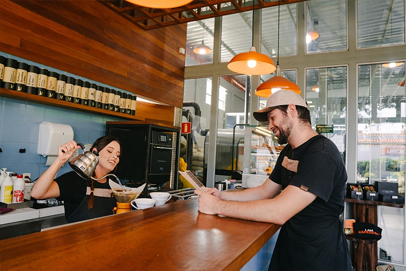 Baristas em balcão da cafeteria